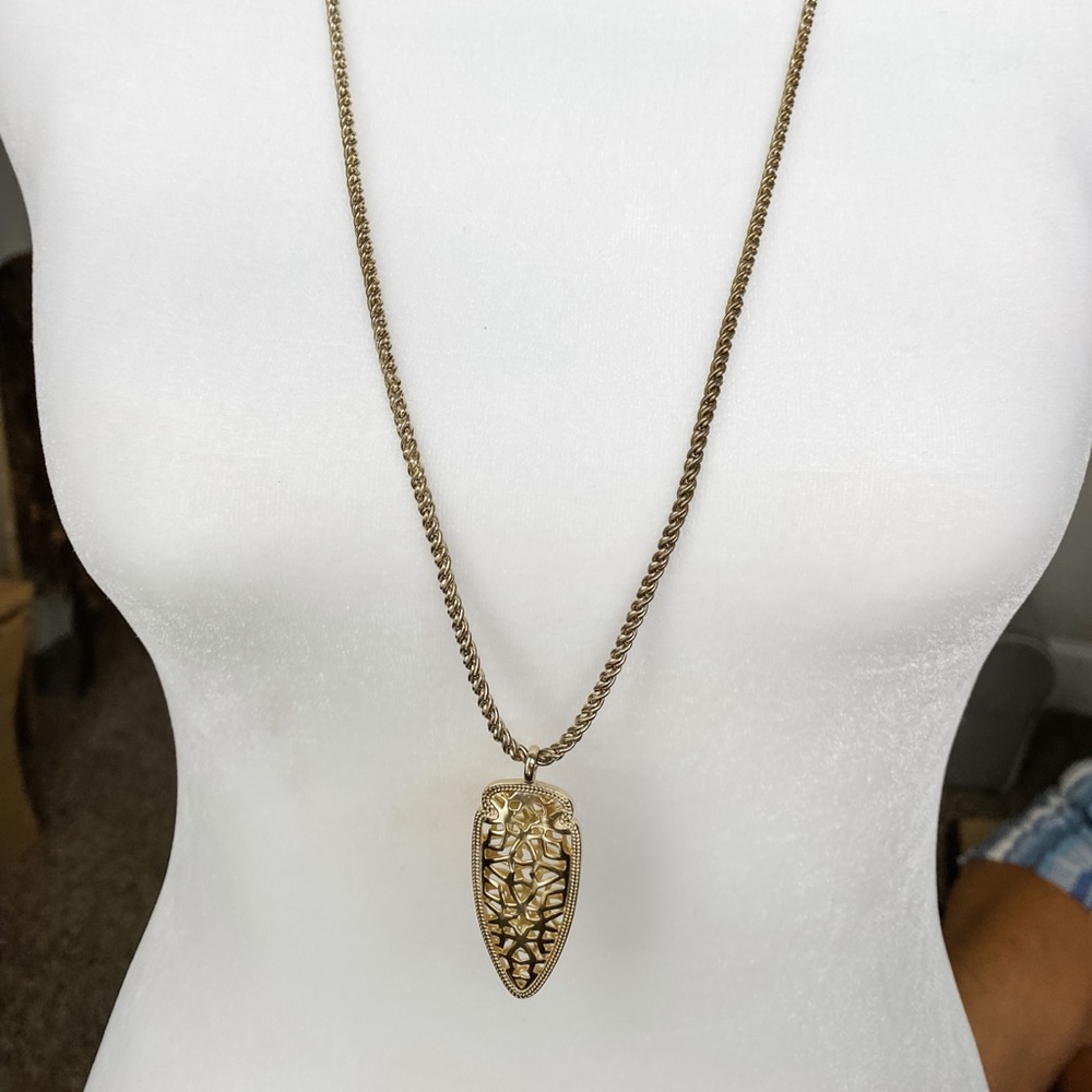 Kendra Scott necklace